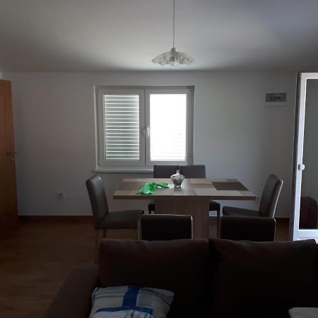 Apartmani Andrea Karlobag Bagian luar foto