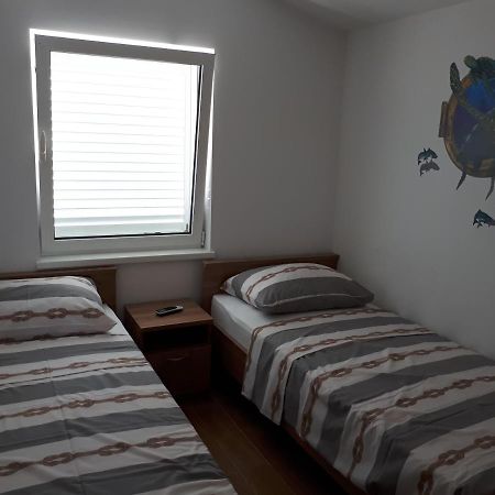 Apartmani Andrea Karlobag Bagian luar foto