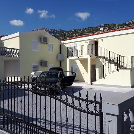 Apartmani Andrea Karlobag Bagian luar foto
