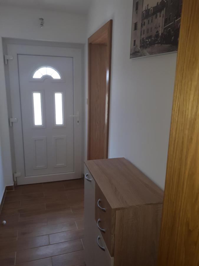 Apartmani Andrea Karlobag Bagian luar foto