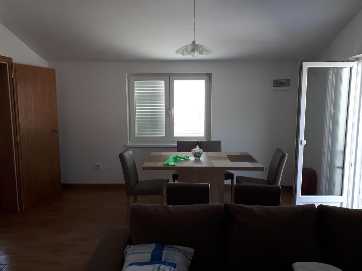 Apartmani Andrea Karlobag Bagian luar foto