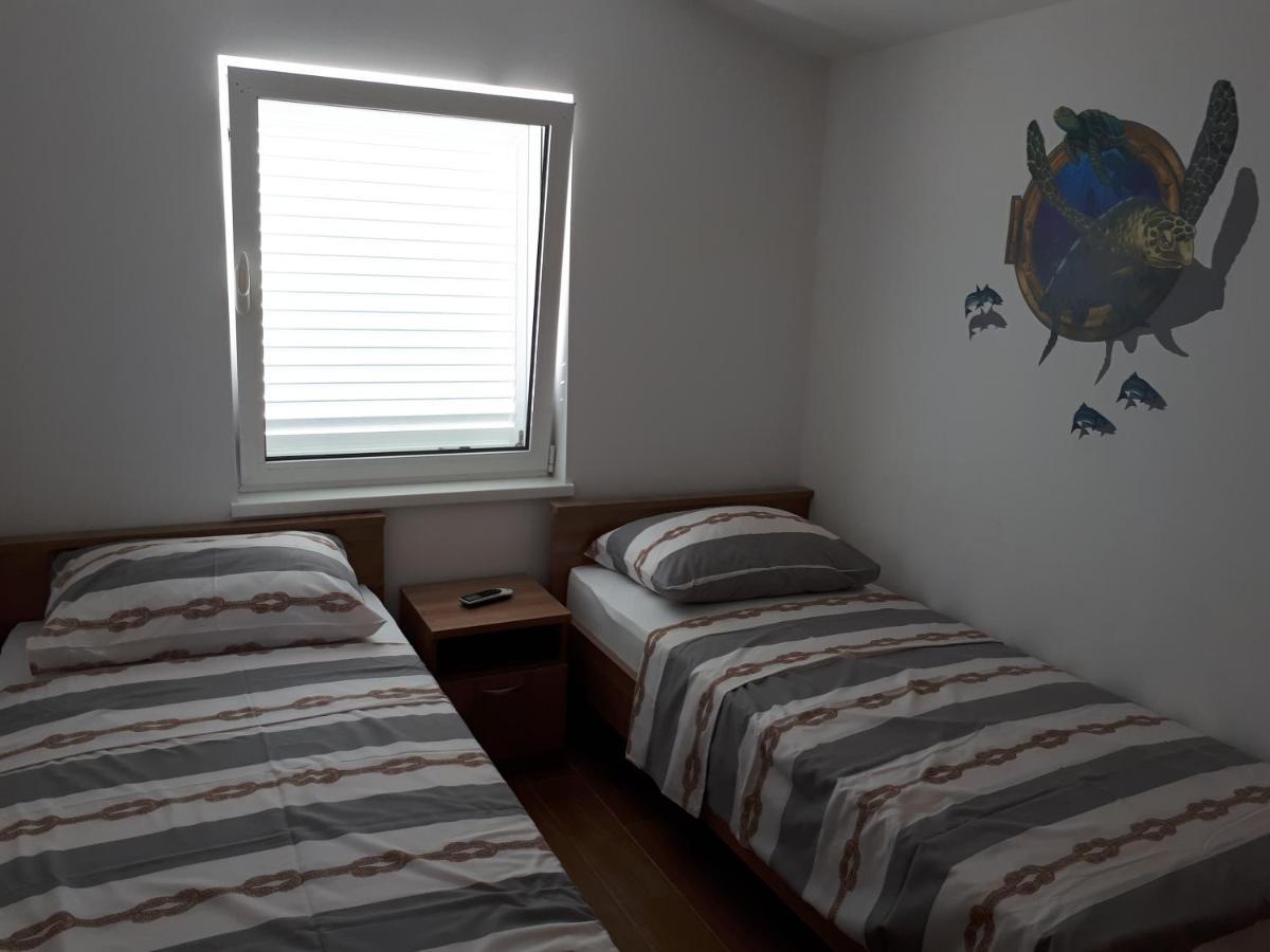 Apartmani Andrea Karlobag Bagian luar foto