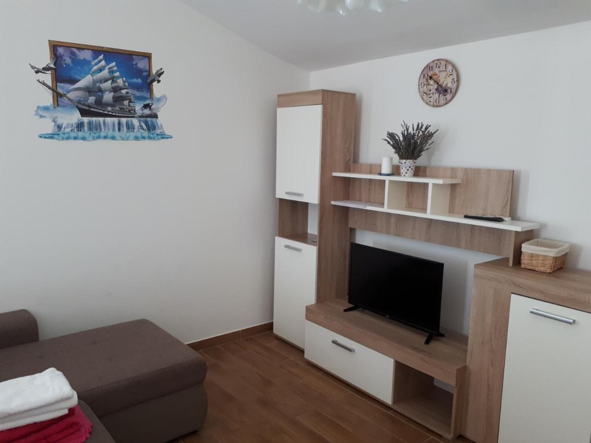Apartmani Andrea Karlobag Bagian luar foto