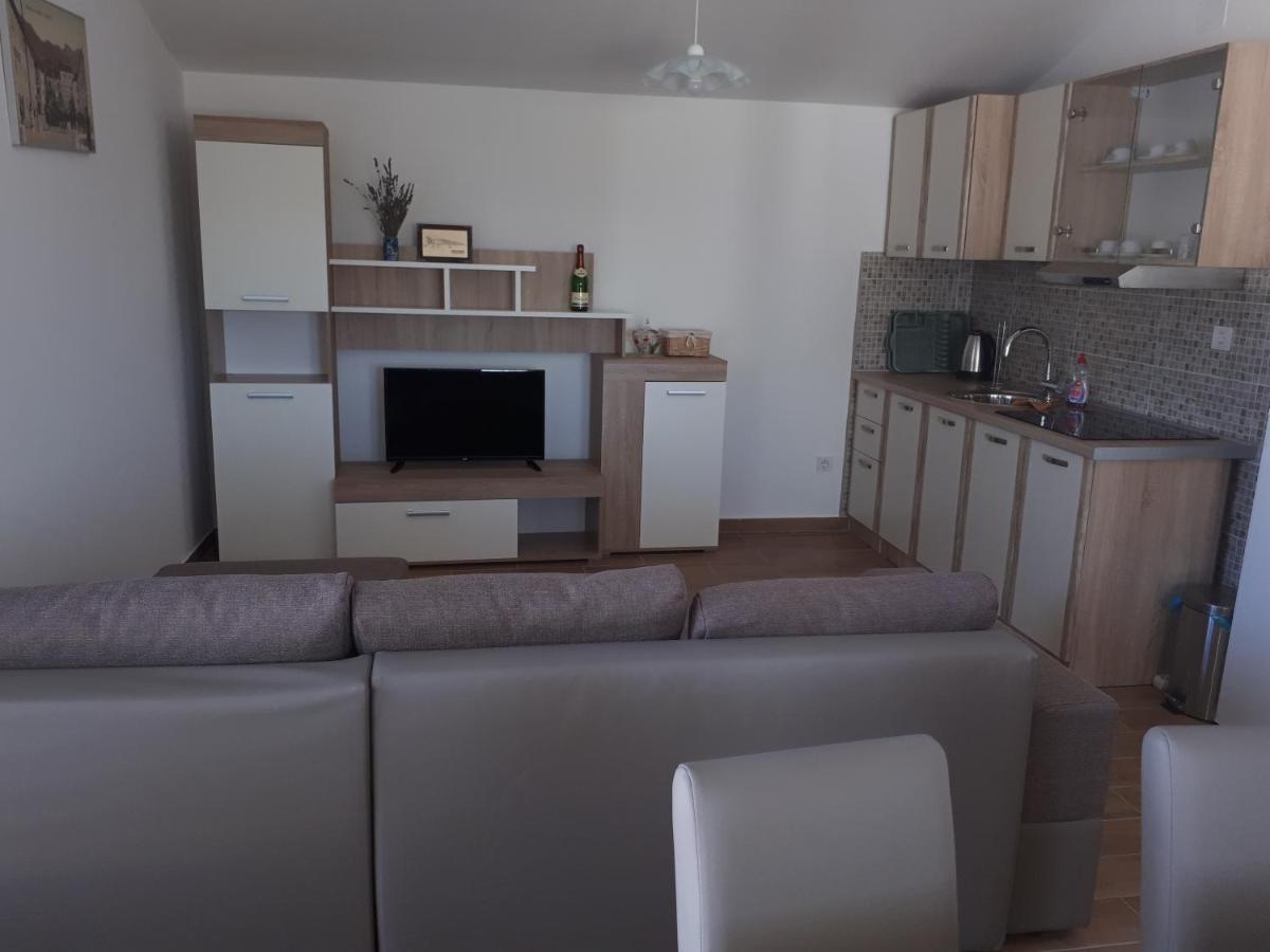 Apartmani Andrea Karlobag Bagian luar foto