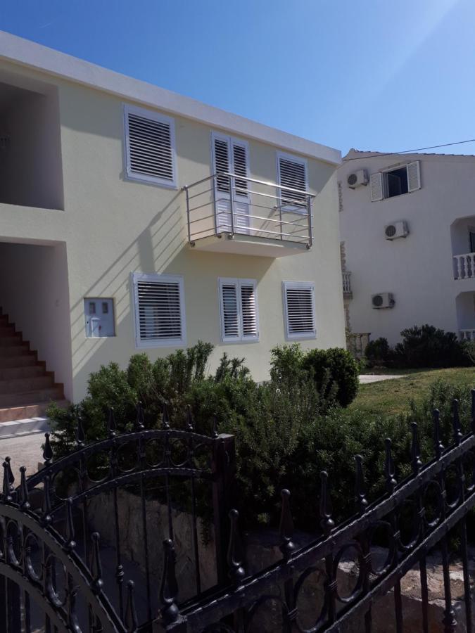 Apartmani Andrea Karlobag Bagian luar foto