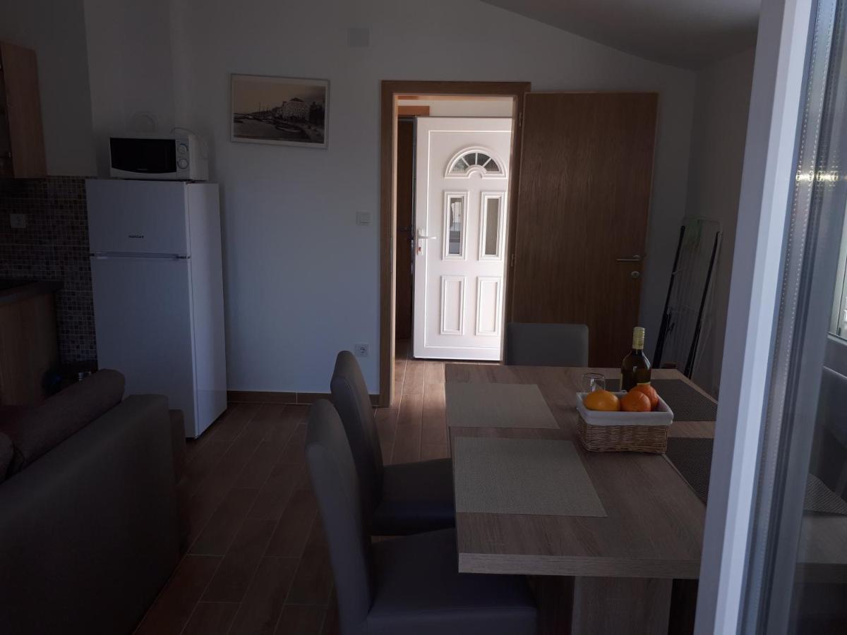 Apartmani Andrea Karlobag Bagian luar foto