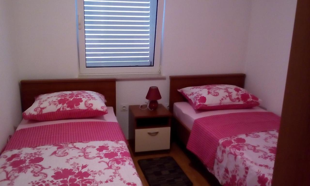 Apartmani Andrea Karlobag Bagian luar foto