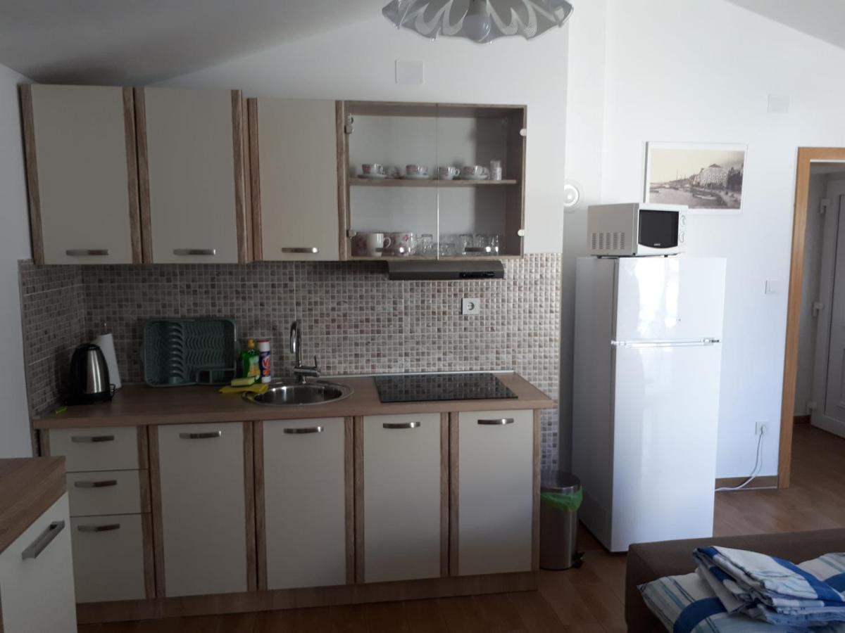 Apartmani Andrea Karlobag Bagian luar foto