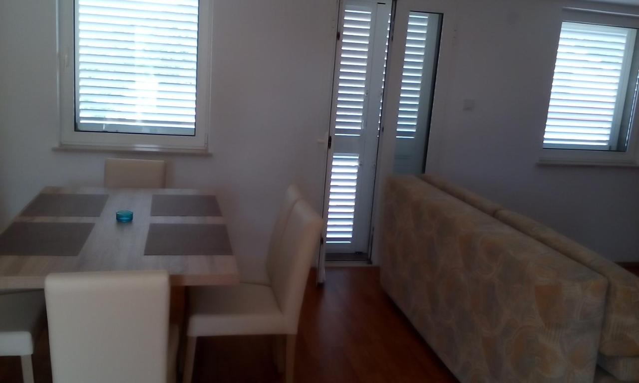 Apartmani Andrea Karlobag Bagian luar foto