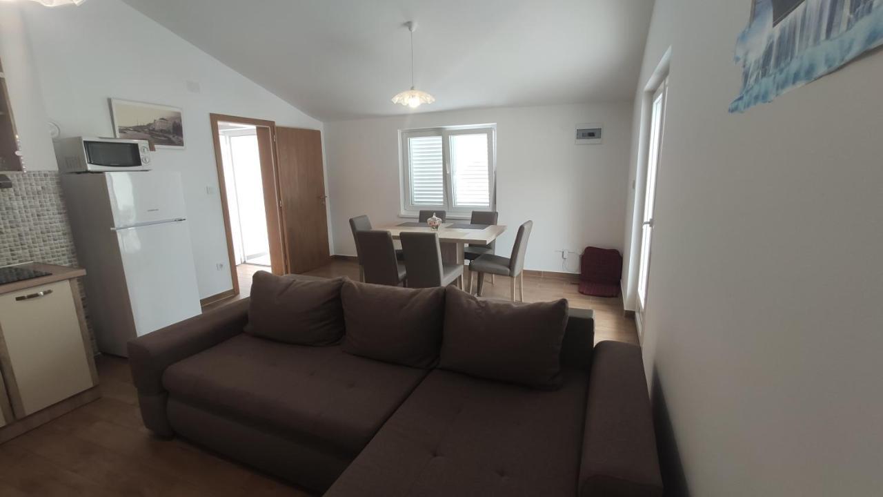 Apartmani Andrea Karlobag Bagian luar foto