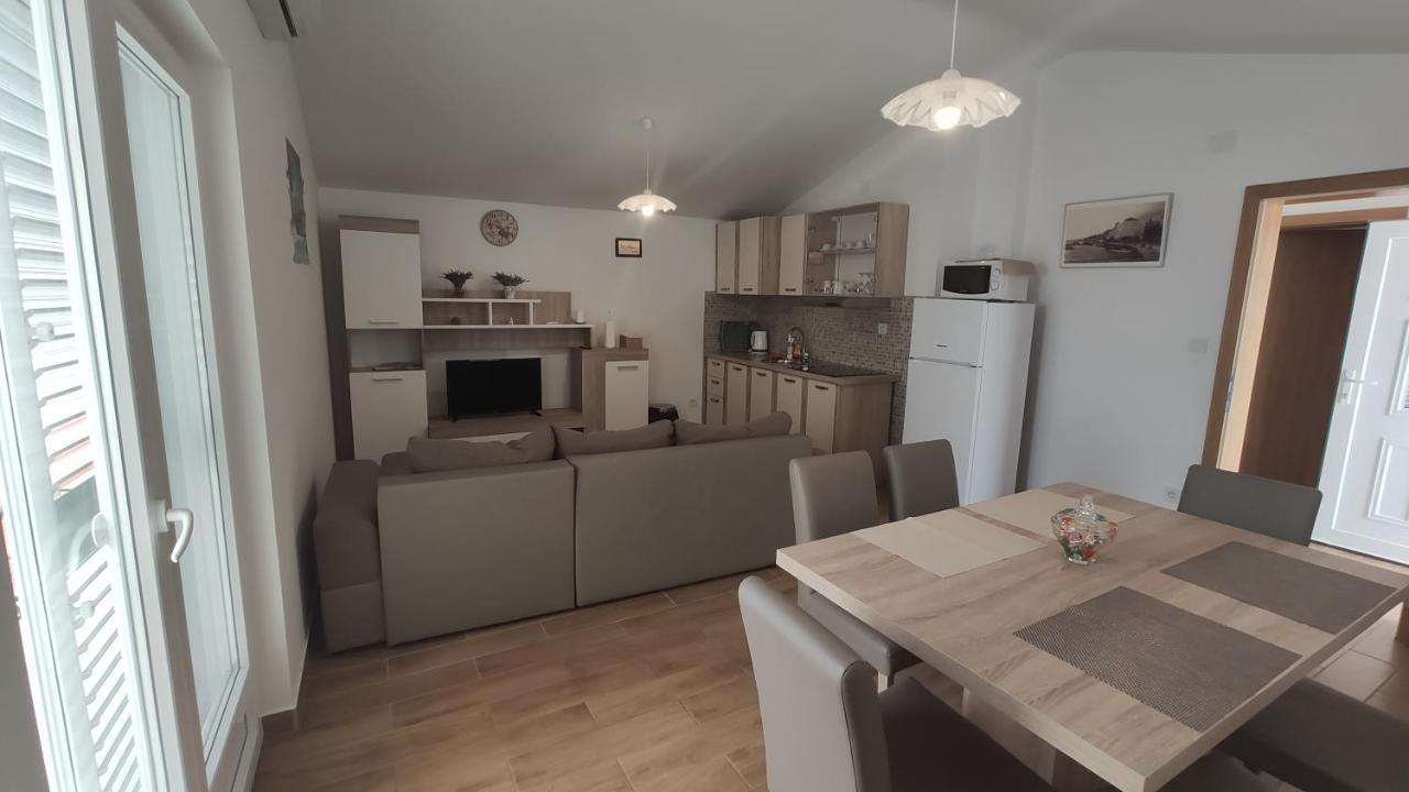 Apartmani Andrea Karlobag Bagian luar foto