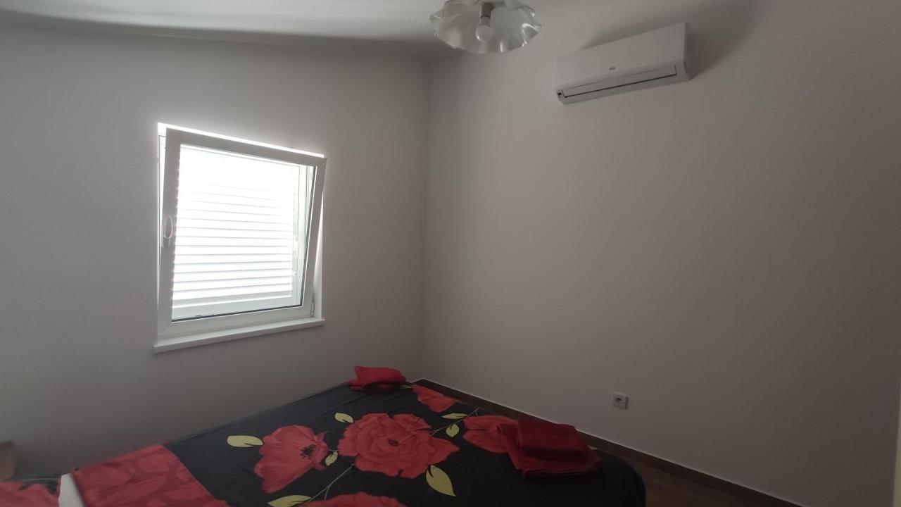 Apartmani Andrea Karlobag Bagian luar foto