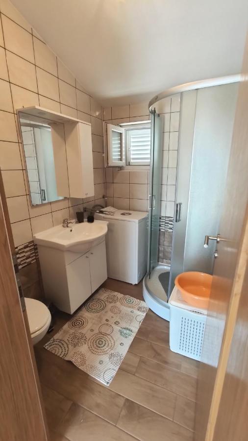 Apartmani Andrea Karlobag Bagian luar foto