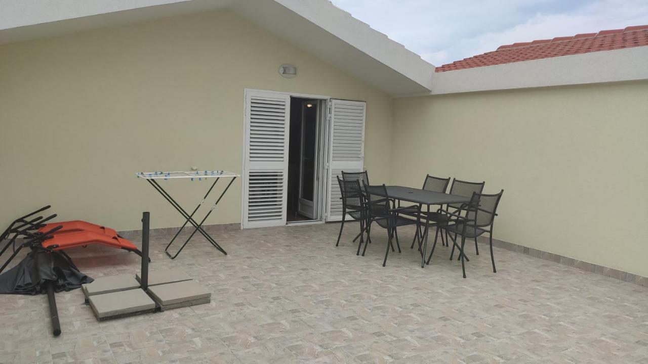 Apartmani Andrea Karlobag Bagian luar foto