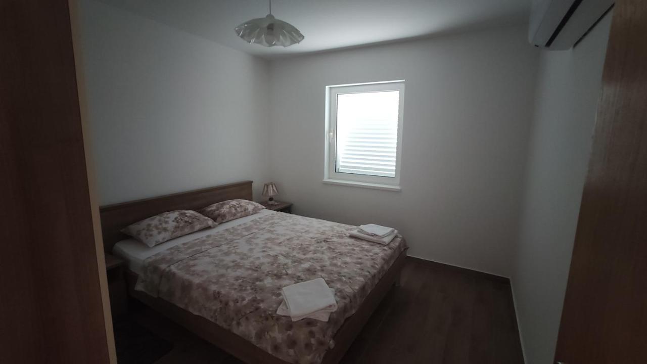 Apartmani Andrea Karlobag Bagian luar foto