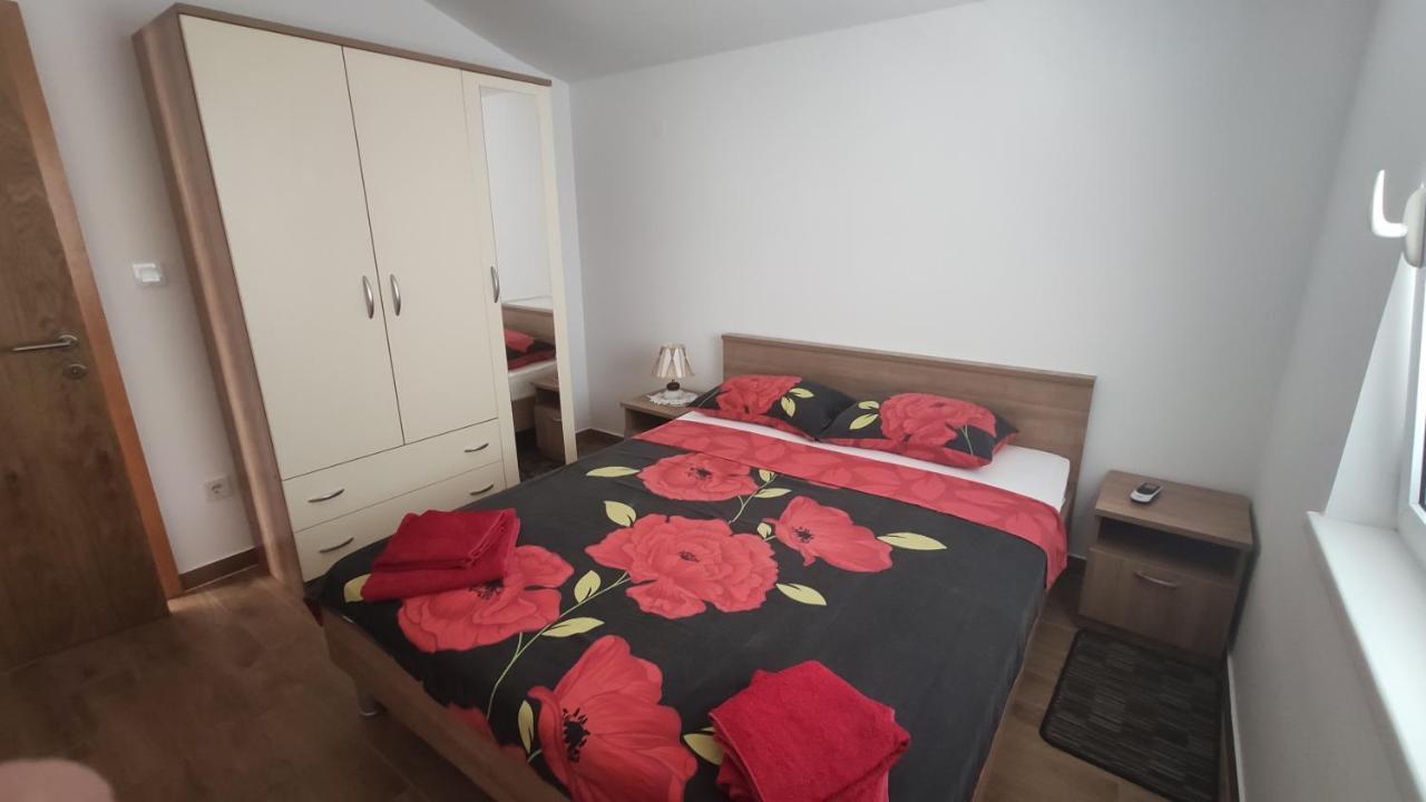 Apartmani Andrea Karlobag Bagian luar foto