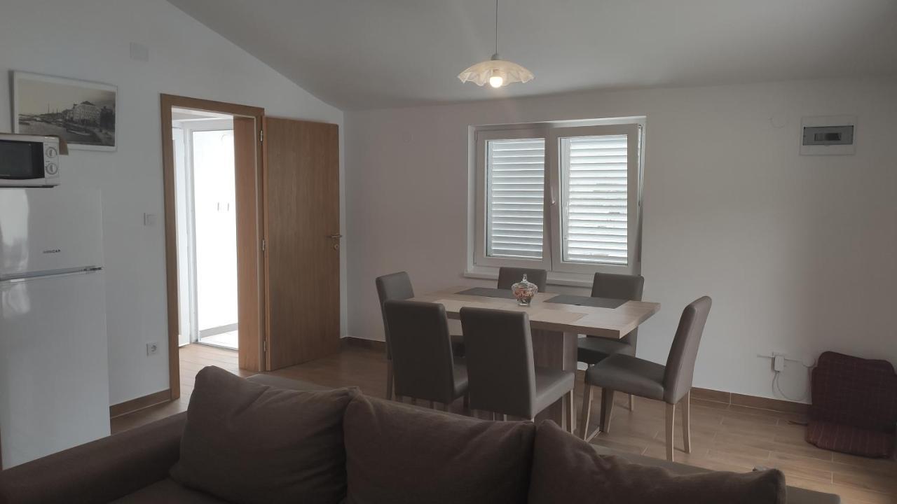 Apartmani Andrea Karlobag Bagian luar foto