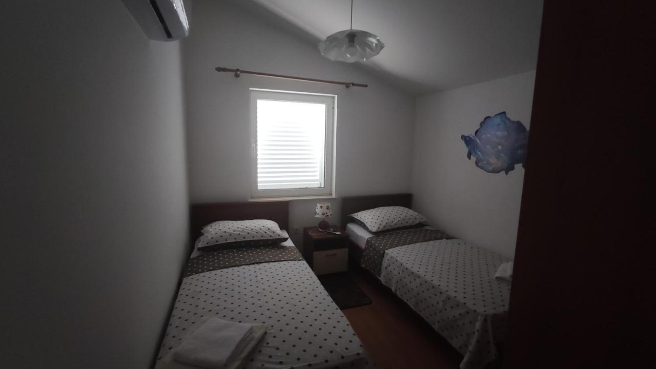 Apartmani Andrea Karlobag Bagian luar foto
