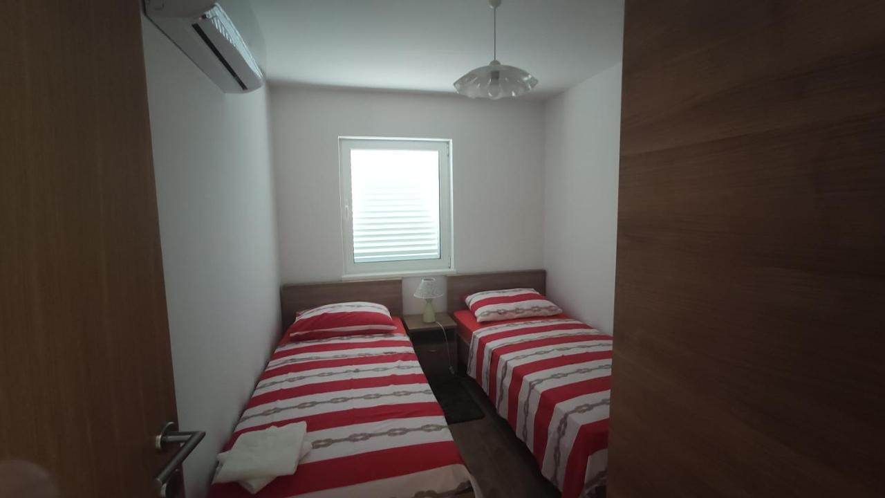 Apartmani Andrea Karlobag Bagian luar foto