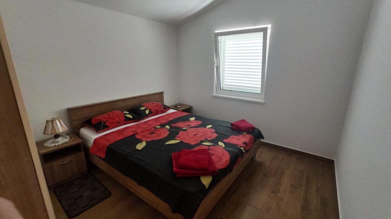 Apartmani Andrea Karlobag Bagian luar foto