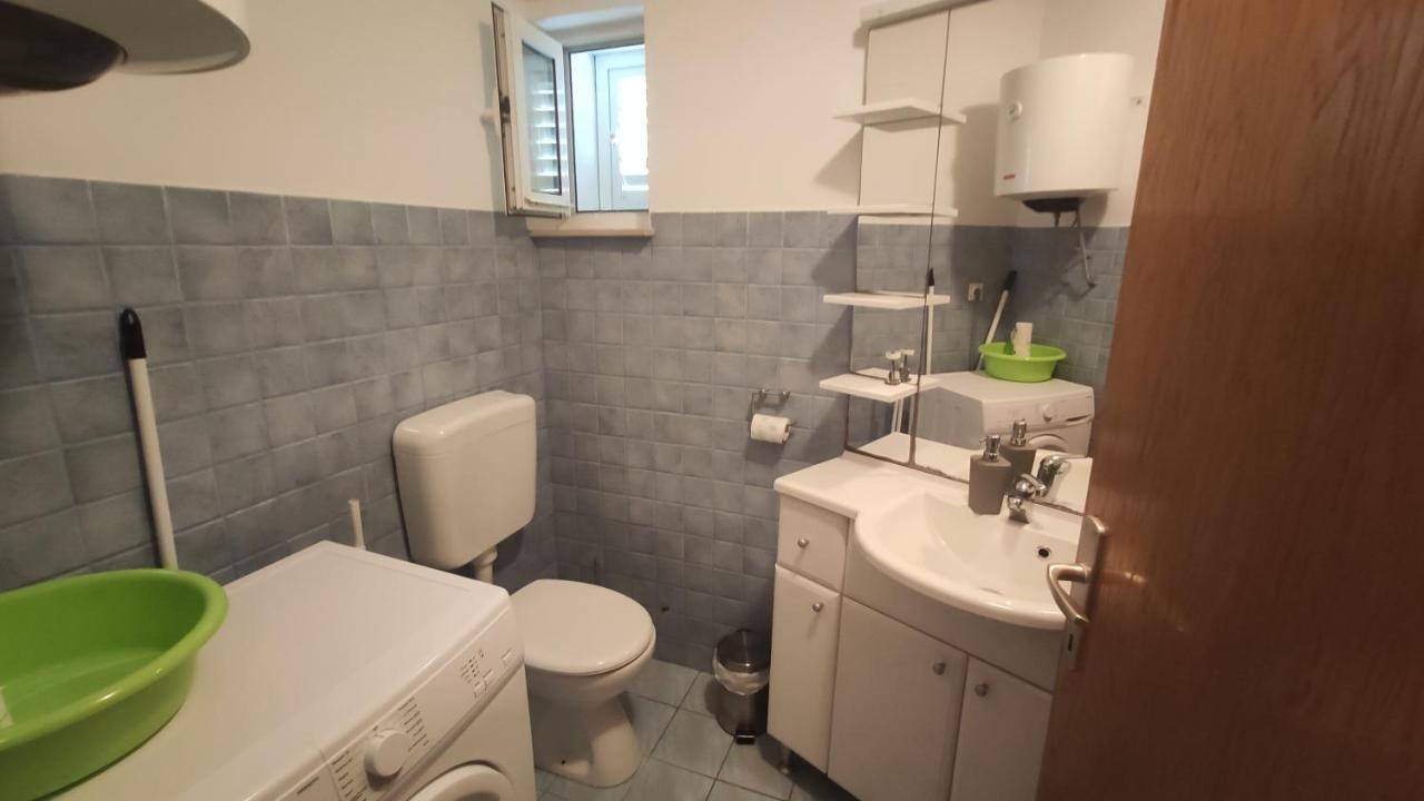 Apartmani Andrea Karlobag Bagian luar foto