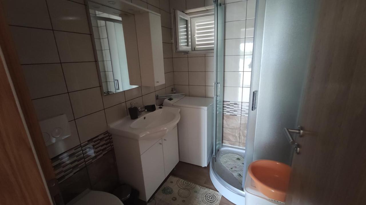 Apartmani Andrea Karlobag Bagian luar foto